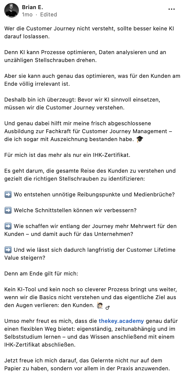 LinkedIn-Beitrag von Brian E. über seinen Abschluss als Fachkraft für Customer Journey Management