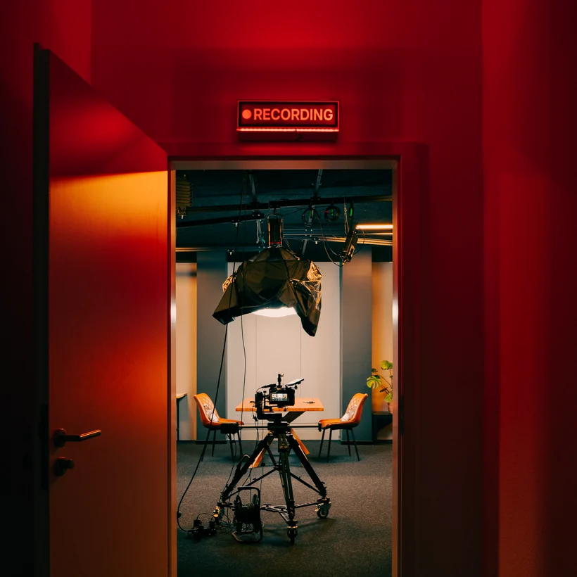 thekey.academy Studio in Berlin — Blick durch die Tür mit RECORDING-Schild aufs Set