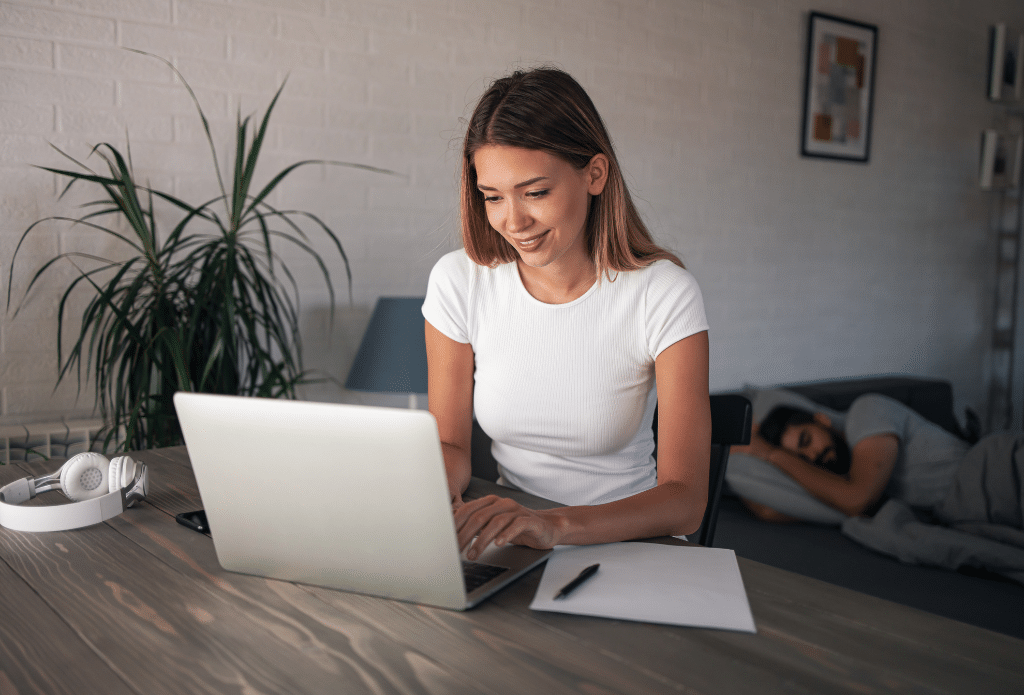 Frau Laptop digitale Weiterbildung