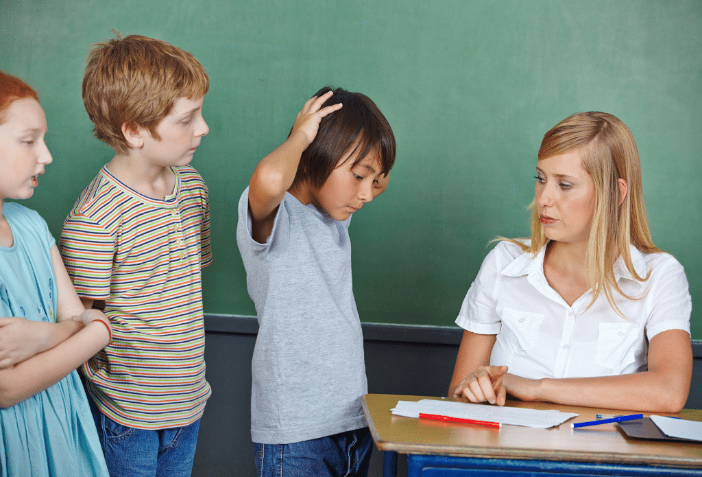 Kinder in Schule, Lehrerin zeigt Fehler