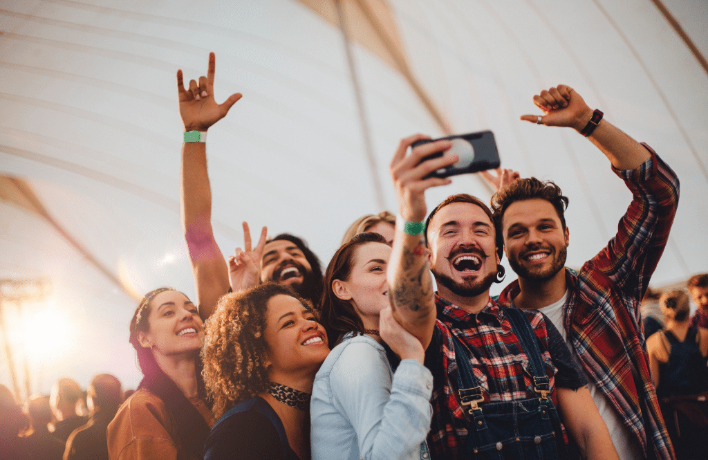 Gruppe von Menschen, die ein Selfie machen