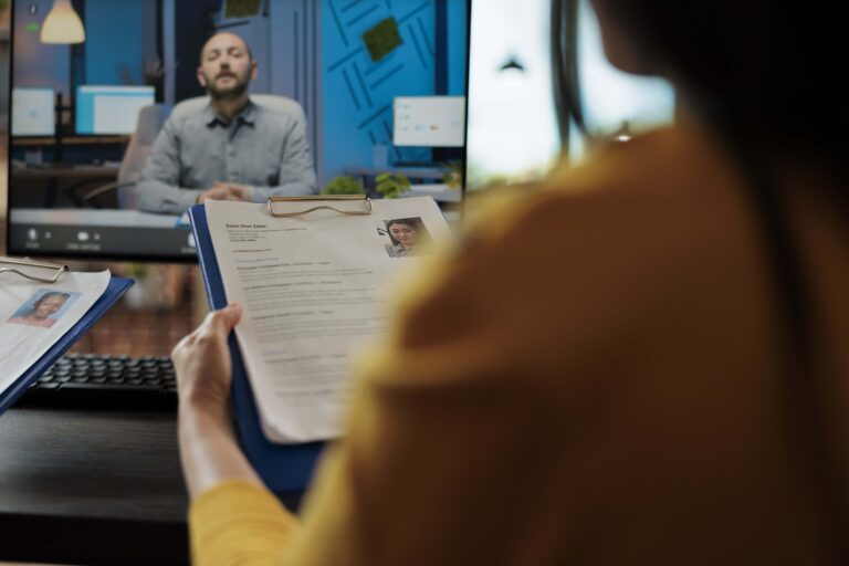 Das Bild zeigt die Arbeit eines HR Managers, der gerade ein Jobinterview mit einem Bewerber führt